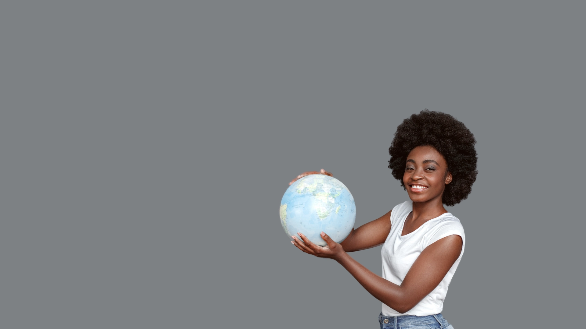 Mujer sosteniendo a un globo