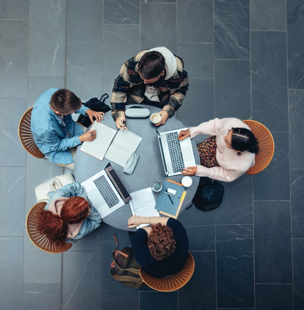Estudiantes en una mesa estudiando